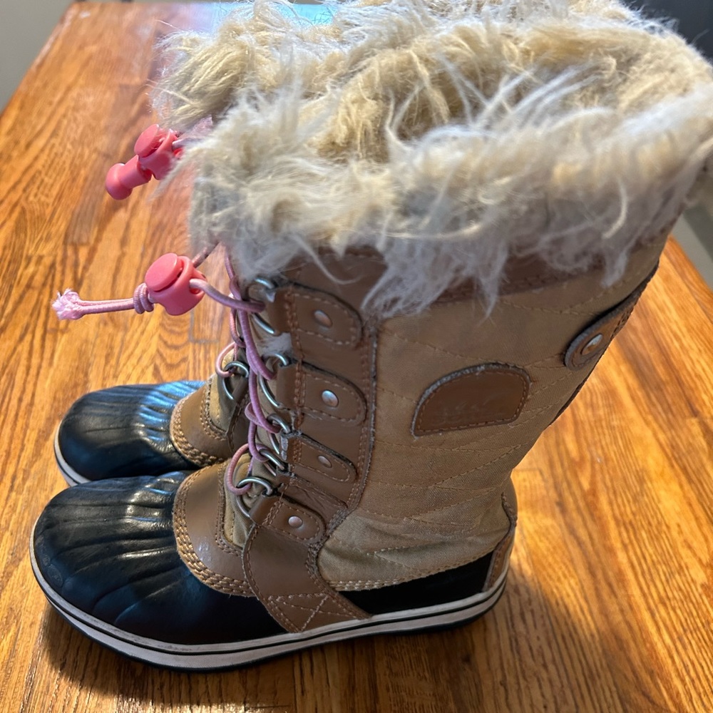 Sorel adorable size 1 girls boots